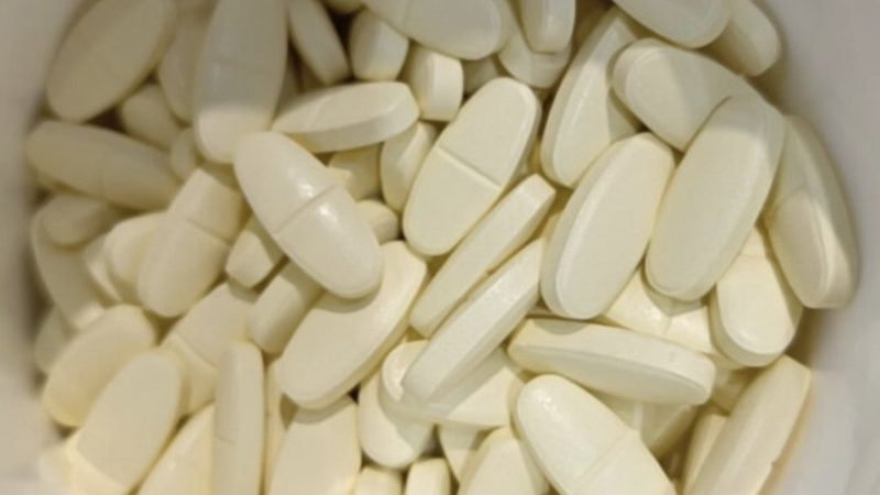 根据以上标准，以下是一些备受推崇的保健食品品牌：